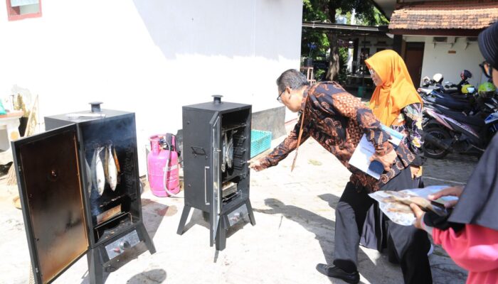 Pemkot Probolinggo Latih Pelaku Usaha, Kenalkan Teknologi Pengasapan Ikan Modern