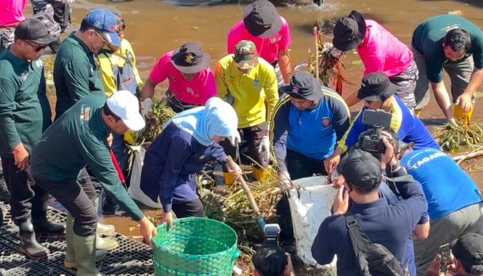 1,9 Ton Sampah Terkumpul di Sungai Legundi, Khofifah Ingatkan Target Indonesia Bersih