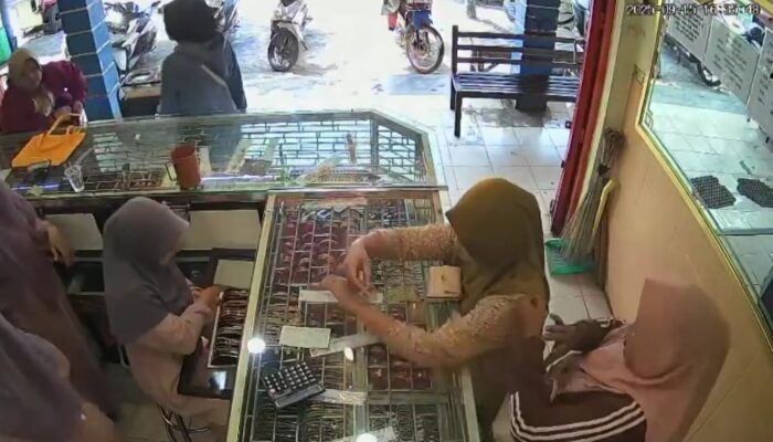 Pemilik Toko Rugi Puluhan Juta, Dua Emak-Emak Diduga Bawa Kabur Gelang Emas