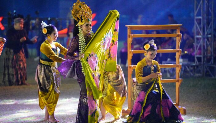 Ribuan Warga Padati Malam Puncak Batik in Motion 2025 di Stadion Bayuangga