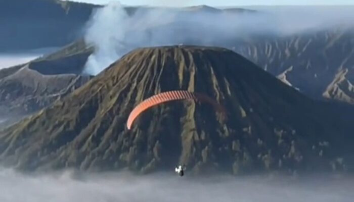 Video Paralayang di Kawasan Bromo Viral, TNBTS Lakukan Penelusuran