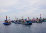 Meriah! Ribuan Warga Probolinggo Padati Tradisi Petik Laut di Pantai Mayangan