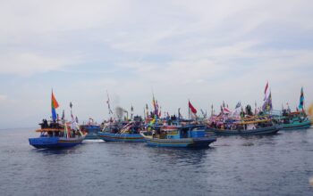 Meriah! Ribuan Warga Probolinggo Padati Tradisi Petik Laut di Pantai Mayangan