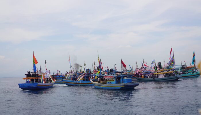 Meriah! Ribuan Warga Probolinggo Padati Tradisi Petik Laut di Pantai Mayangan