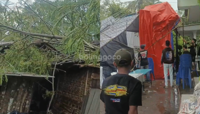 Angin Puting Beliung Sapu Terop Nikahan dan Rumah Warga di Probolinggo