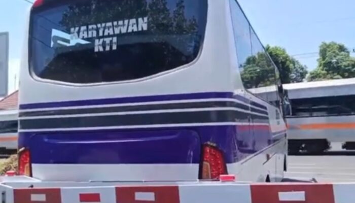 Duh! Minibus Pengangkut Karyawan PT KTI Terobos Palang KA di Probolinggo