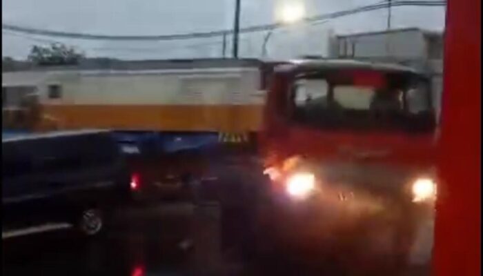 Detik-Detik KA Bandung-Surabaya Tabrak Truk, KAI Pastikan Sopir Diproses Hukum!