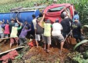 Teriakan Emak-emak Iringi Evakuasi Truk Tangki Terguling di Probolinggo