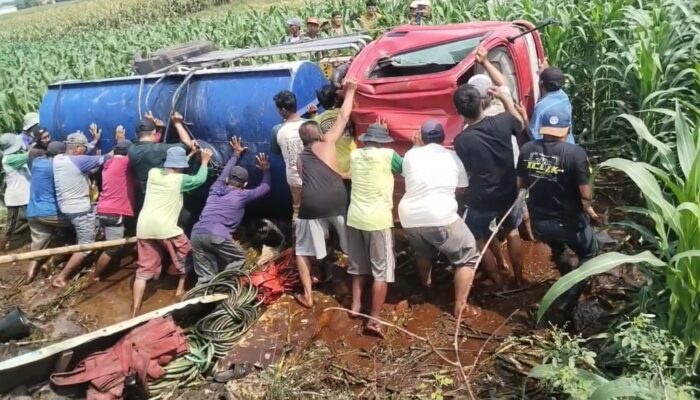 Teriakan Emak-emak Iringi Evakuasi Truk Tangki Terguling di Probolinggo