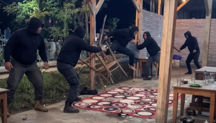 Tanpa Sebab Jelas, Sekelompok Gengster Tiba-tiba Serbu Kafe di Probolinggo