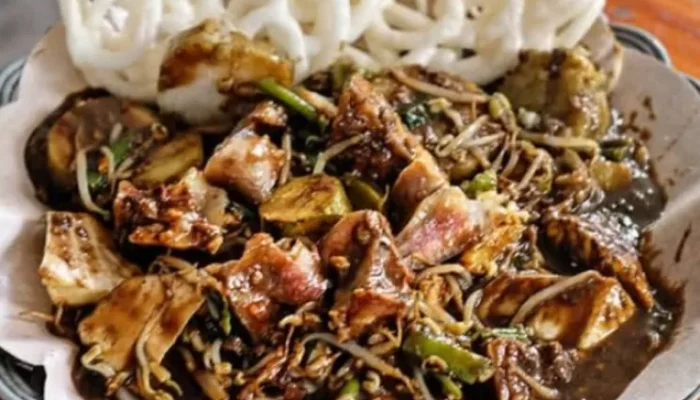 Singgah ke Situbondo? Jangan Lupa Coba Rujak Petis yang Bikin Nagih
