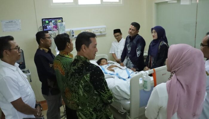 Usai Amputasi, Santri Korban Runtuhnya Ponpes Al Khoziny Dapat Dukungan Dari Bupati Probolinggo