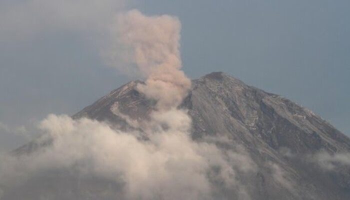 Gunung Semeru Erupsi Lagi, Kolom Abu Capai 1 Kilometer