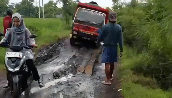 Jalan di Tongas Probolinggo Viral karena Rusak Parah, Warga Minta Pemda Bertindak Cepat