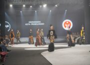 Batik Khas Probolinggo Tampil Berani di Surabaya Fashion Parade 2025