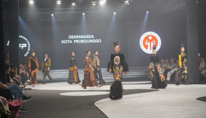 Batik Khas Probolinggo Tampil Berani di Surabaya Fashion Parade 2025