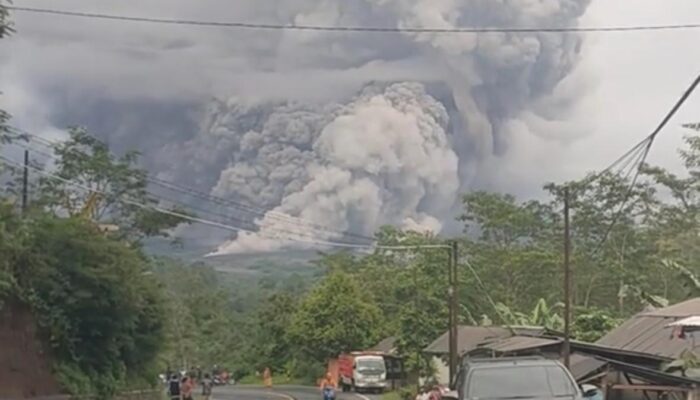 Gunung Semeru Kembali Erupsi, Guguran Awan Panas Terjang Jauh