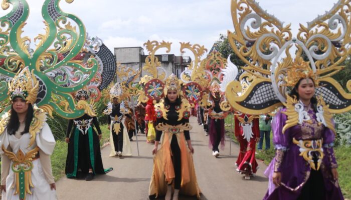 Pawai Budaya Dewi Rengganis Carnival di Krucil Semarakkan The Seven Lakes Festival 2025
