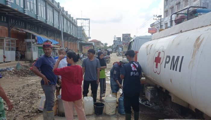 PMI Jawa Timur Kirim 8.000 Liter Air Bersih Bantu Warga Banjir Aceh Tamiang