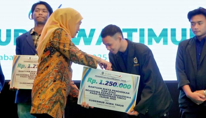 Gubernur Jatim Serahkan Beasiswa Pendidikan Tinggi kepada Ratusan Mahasiswa di Surabaya