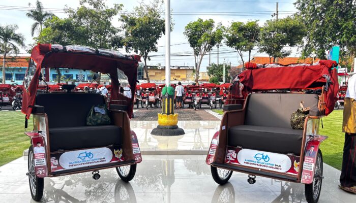 Wali Kota Probolinggo Serahkan 100 Becak Listrik Bantuan Presiden Prabowo kepada Tukang Becak
