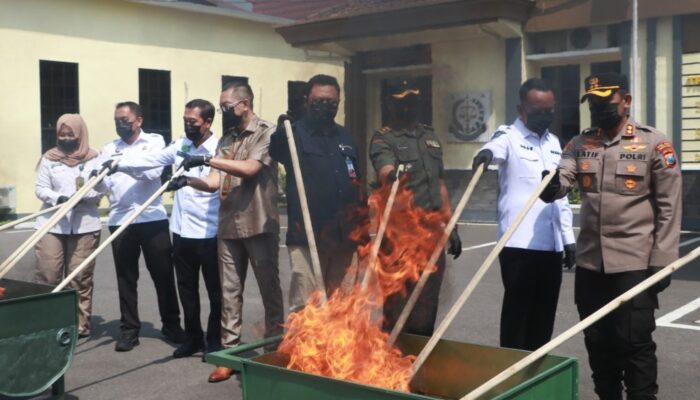 Dari Senjata Tajam hingga Narkoba, Kejari Probolinggo Hancurkan Barang Bukti