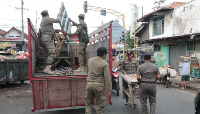Satpol PP Kota Probolinggo Tertibkan Pedagang di Trotoar Pasar Baru