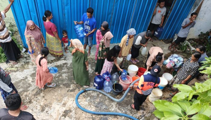 Warga Terdampak Banjir Terima Bantuan Air Bersih dari BPBD Probolinggo