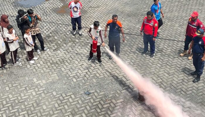 Belajar Hadapi Situasi Darurat, Pelajar di Probolinggo Dapat Edukasi dari Damkar