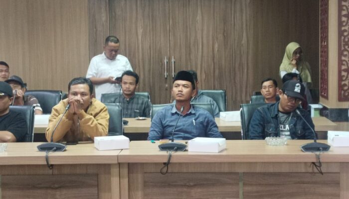 Tak Ingin Kebanjiran Lagi, Warga Krejengan Adukan Jembatan Rusak ke DPRD Probolinggo