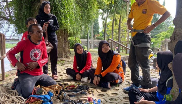 Jack Outdoor dan PMI Probolinggo Gelar Edukasi Vertical Rescue di Sungai Rondoningo