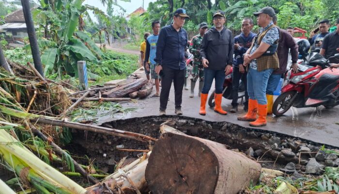 Pastikan Warga Tertangani, Bupati Haris Pantau Langsung Lokasi Terdampak Banjir