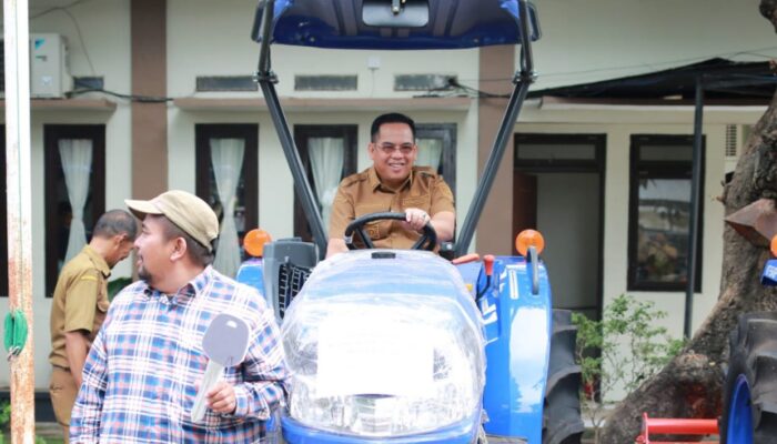 Enam Kelompok Tani Kota Probolinggo Terima Bantuan Traktor Roda Empat