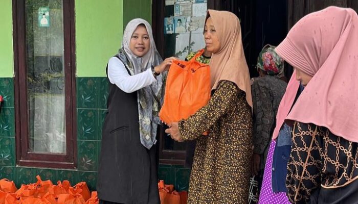 Perempuan Nahdliyin Salurkan Bantuan dari Wamenperin untuk Korban Banjir Sumberasih