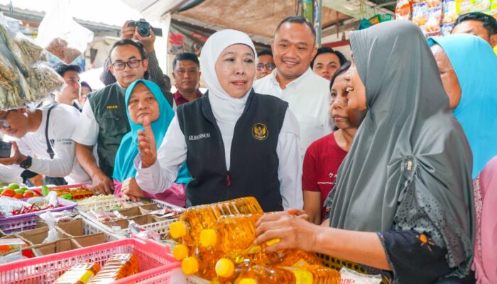 Jelang Ramadan, Gubernur Jatim Sidak Harga dan Stok Bapok di Pasar Dukuh Kupang