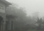 Diguyur Hujan Lebat, Warga Probolinggo Tetap Antusias Tarawih