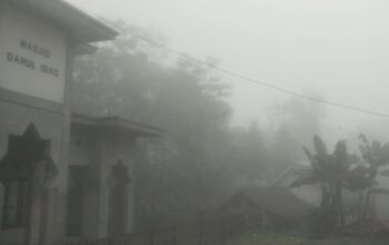 Diguyur Hujan Lebat, Warga Probolinggo Tetap Antusias Tarawih