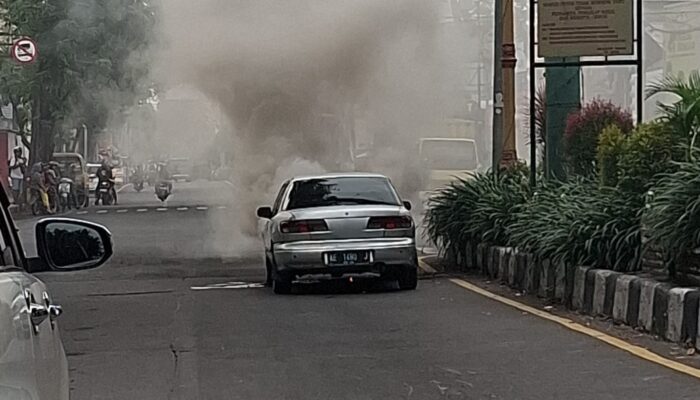 Geger! Mobil Mendadak Berasap di Lampu Merah Randu Pangger Probolinggo