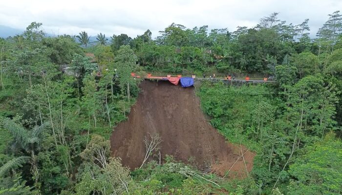 Akses Vital Warga Tiris Lumpuh, Pemkab Probolinggo Turun Tangan Tangani Longsor