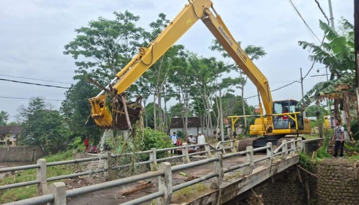 Pemkab Probolinggo Kerahkan Excavator Bersihkan Sungai Kertosono Pasca Banjir