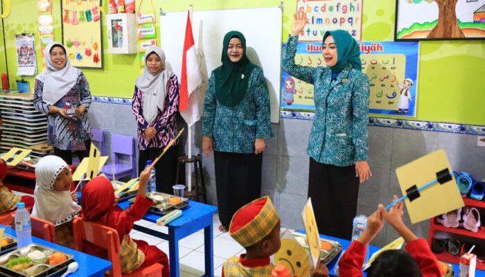 Bunda PAUD Probolinggo Edukasi Gizi Saat Visitasi MBG di TK Tunas Harapan