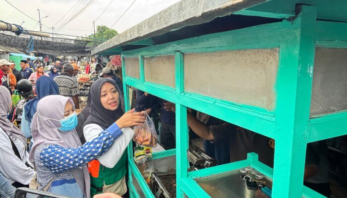 Pasar Dringu Ramai Diserbu, Dini Rahmania Ajak Semua Generasi Borong Dagangan