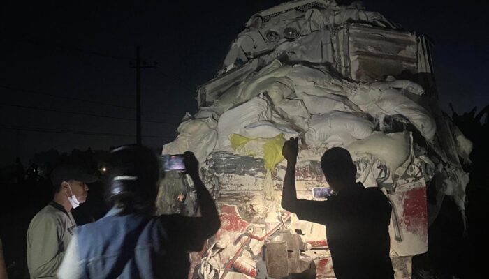 Diduga Palang Pintu Terbuka, Kereta Api Tabrak Truk di Perlintasan Leces