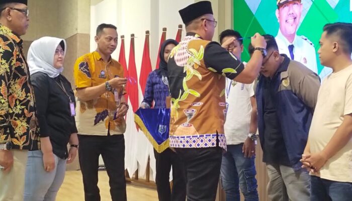 Pemkab Bagikan ID Card PKL Gelora Merdeka Kraksaan, Pedagang Kini Resmi dan Terdata