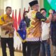 Pemkab Bagikan ID Card PKL Gelora Merdeka Kraksaan, Pedagang Kini Resmi dan Terdata
