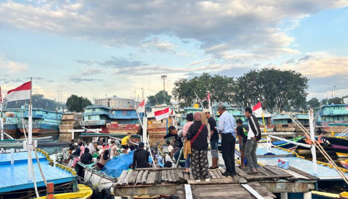 Warga Gili Ketapang Serentak Padati Probolinggo dalam Tradisi Pettolekoran