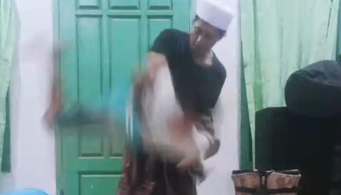 Viral! Seorang Bocah di Probolinggo Dibanting Guru Ngaji Gegara Melecetkan Mobil Kiai