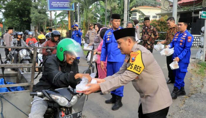 Polres Probolinggo Berbagi Takjil Sambil Hadirkan Layanan Samsat dan SIM Keliling