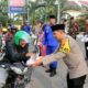 Polres Probolinggo Berbagi Takjil Sambil Hadirkan Layanan Samsat dan SIM Keliling