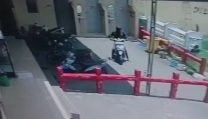 Pura-Pura ke Kamar Mandi, Maling Curi Motor di SPBU Probolinggo Terekam CCTV